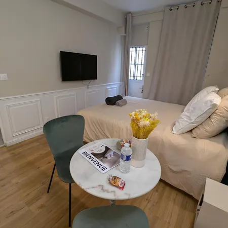 Appartement, A Proximite Du Chateau 베흑사이으